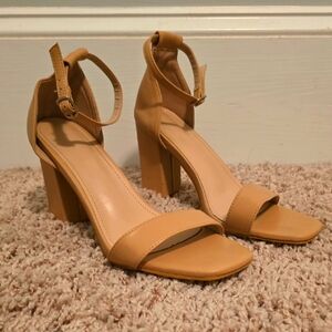 Elegant Like New Tan Block Heel Sandals Size 8.5 (07gw1)